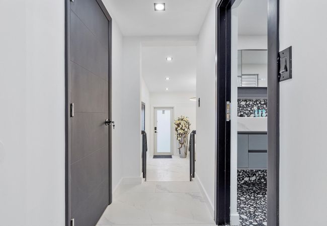 House in Miami - GREAT 4BR HOUSE W POOL-CENTRAL LOCATION-10PPL House in Miami - GREAT 4BR HOUSE W POOL-CENTRAL LOCATION-10PPL