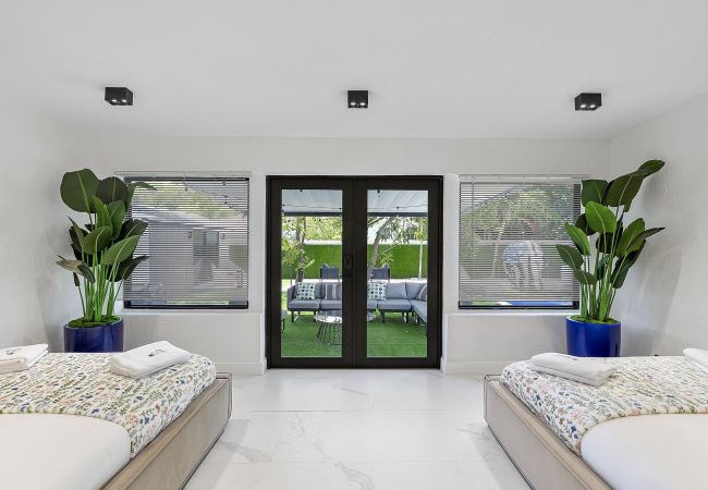 House in Miami - MAGNIFICENT HOUSE 5BR W POOL  12PPL PRIME LOCATION House in Miami - MAGNIFICENT HOUSE 5BR W POOL  12PPL PRIME LOCATION