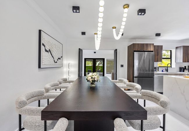 House in Miami - MAGNIFICENT HOUSE 5BR W POOL  12PPL PRIME LOCATION House in Miami - MAGNIFICENT HOUSE 5BR W POOL  12PPL PRIME LOCATION