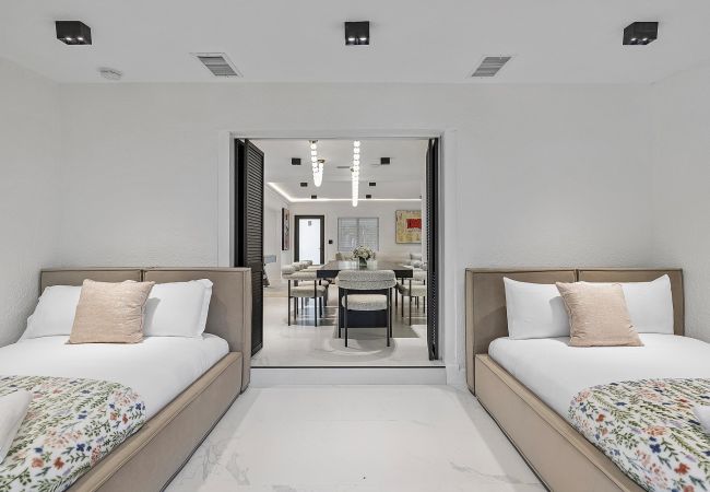 House in Miami - MAGNIFICENT HOUSE 5BR W POOL  12PPL PRIME LOCATION House in Miami - MAGNIFICENT HOUSE 5BR W POOL  12PPL PRIME LOCATION