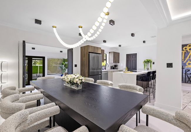 House in Miami - MAGNIFICENT HOUSE 5BR W POOL  12PPL PRIME LOCATION House in Miami - MAGNIFICENT HOUSE 5BR W POOL  12PPL PRIME LOCATION