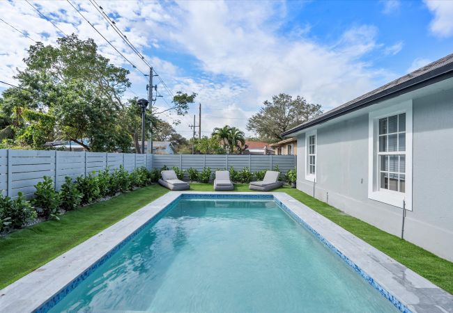 House in Miami - MODERN DESIGN DISTRICT HOUSE 7 GUESTS WITH POOL House in Miami - MODERN DESIGN DISTRICT HOUSE 7 GUESTS WITH POOL