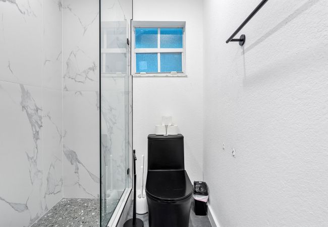 House in Miami - MODERN DESIGN DISTRICT HOUSE 7 GUESTS WITH POOL House in Miami - MODERN DESIGN DISTRICT HOUSE 7 GUESTS WITH POOL