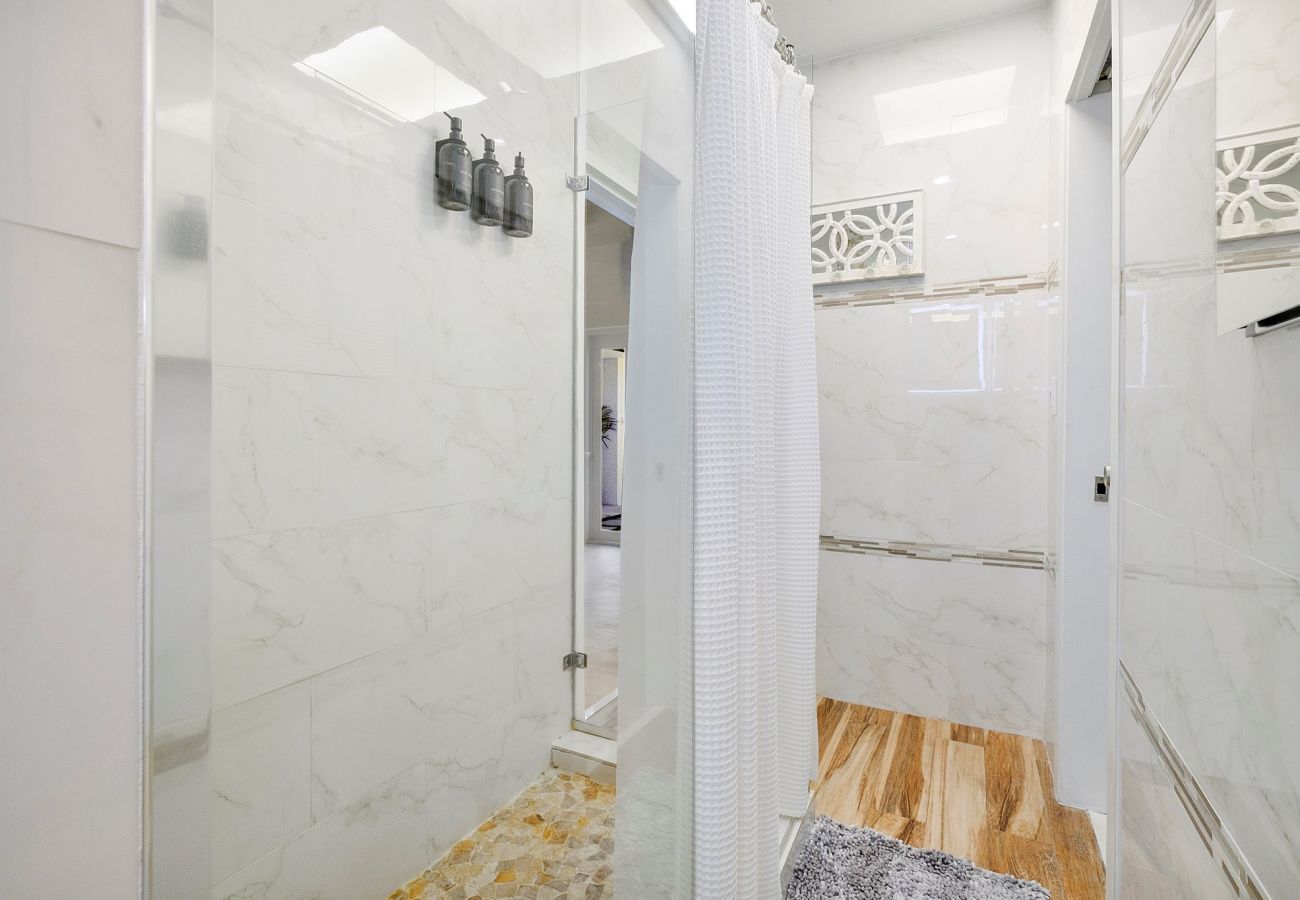 House in Miami - 6br Glamorous oasis Villa W Pool & Beach Volleybal