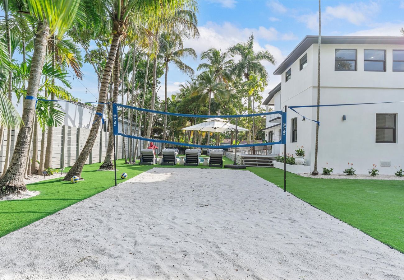 House in Miami - Elite Resort style pool estate W tremendous backya