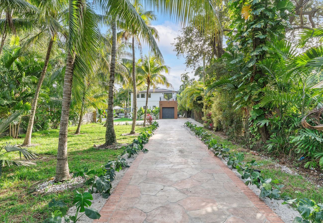 House in Miami - Elite Resort style pool estate W tremendous backya