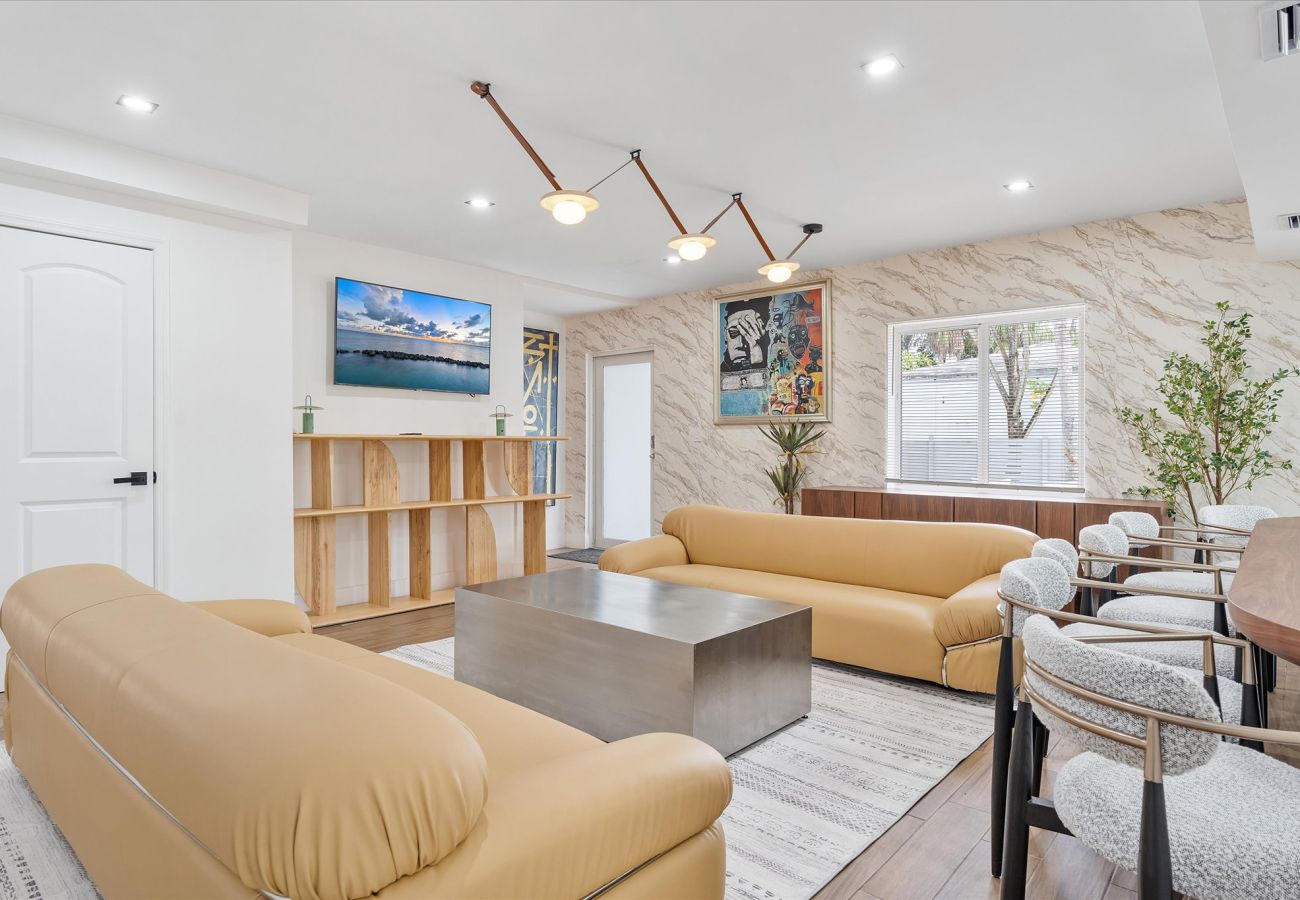 House in Miami - Elite Resort style pool estate W tremendous backya