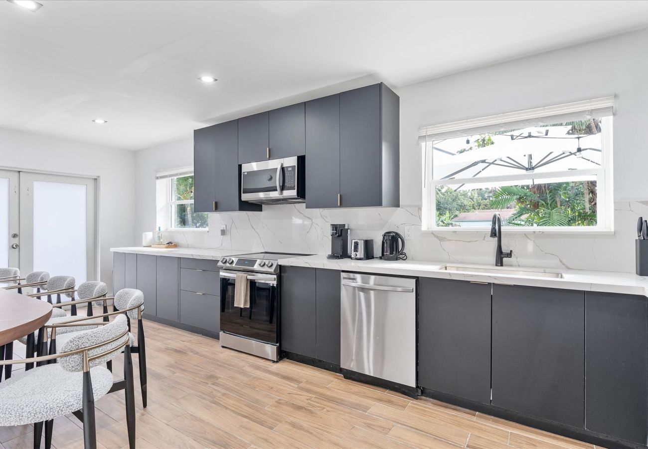 House in Miami - Elite Resort style pool estate W tremendous backya