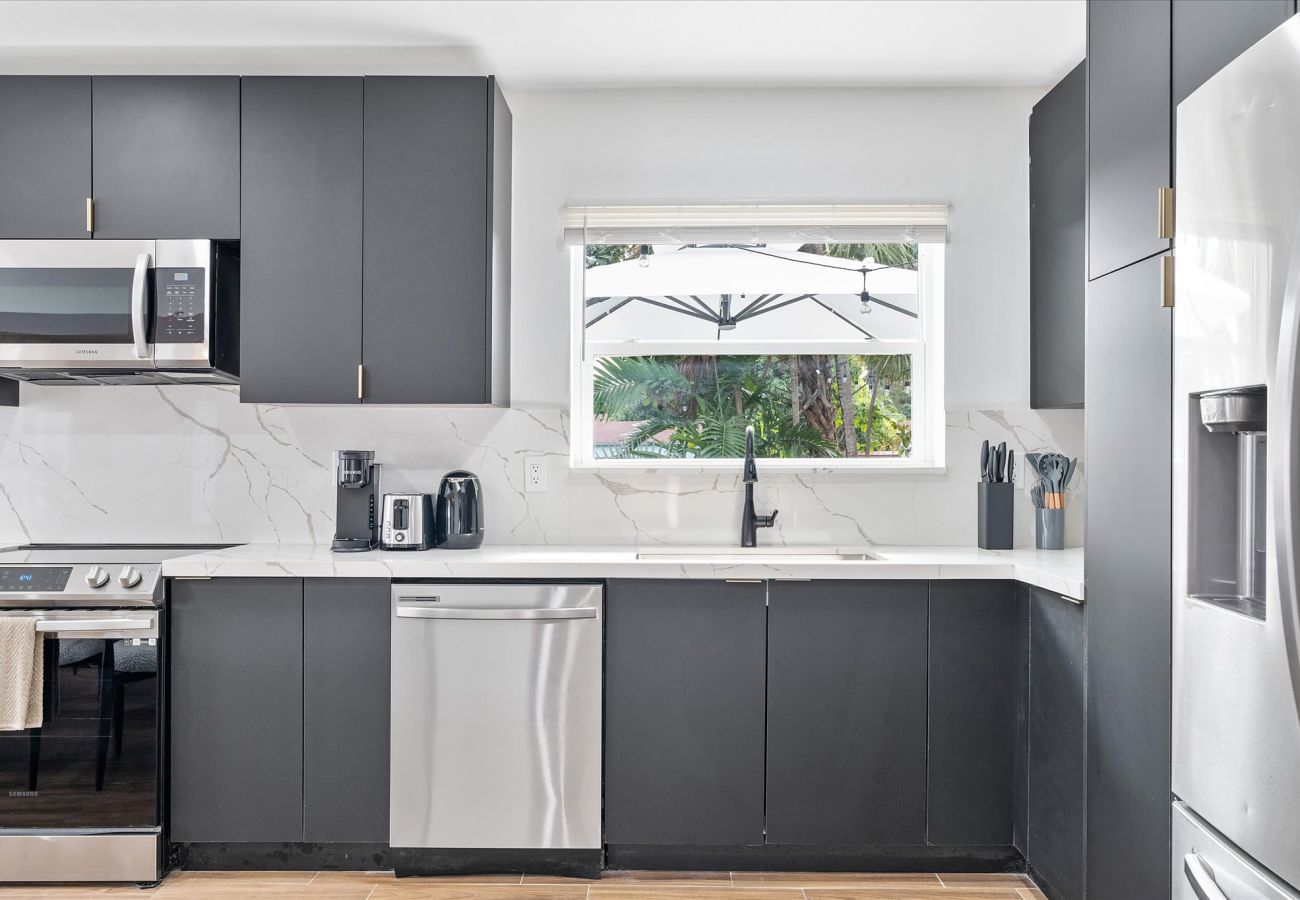 House in Miami - Elite Resort style pool estate W tremendous backya