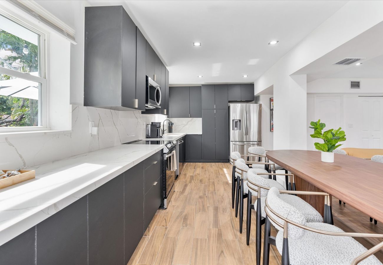 House in Miami - Elite Resort style pool estate W tremendous backya