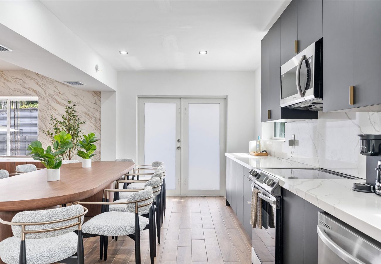 House in Miami - Elite Resort style pool estate W tremendous backya