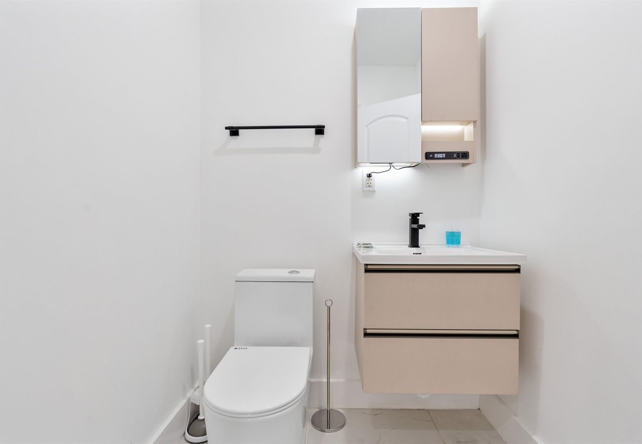 House in Miami - Elite Resort style pool estate W tremendous backya