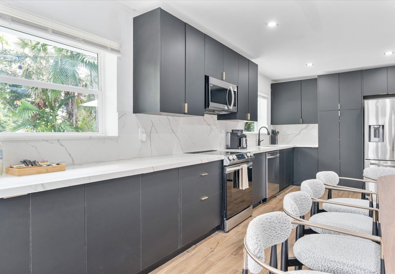 House in Miami - Elite Resort style pool estate W tremendous backya