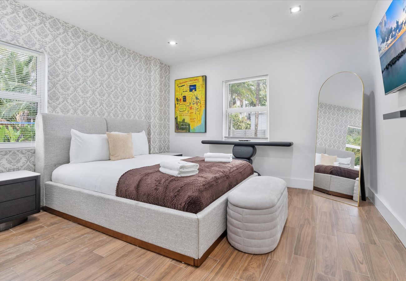 House in Miami - Elite Resort style pool estate W tremendous backya