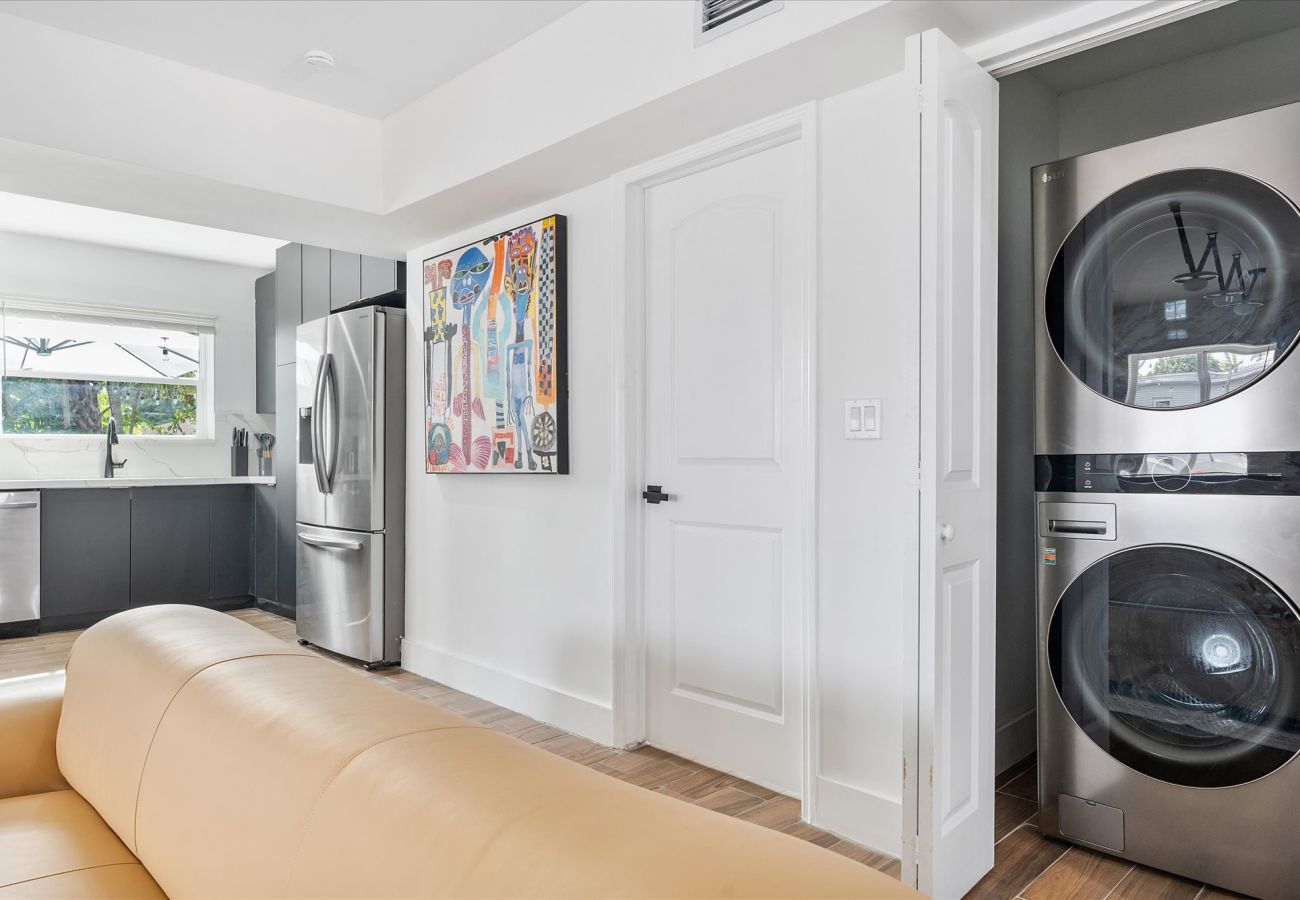 House in Miami - Elite Resort style pool estate W tremendous backya