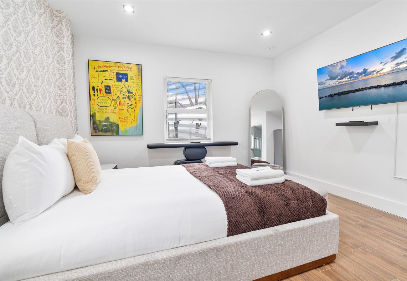 House in Miami - Elite Resort style pool estate W tremendous backya