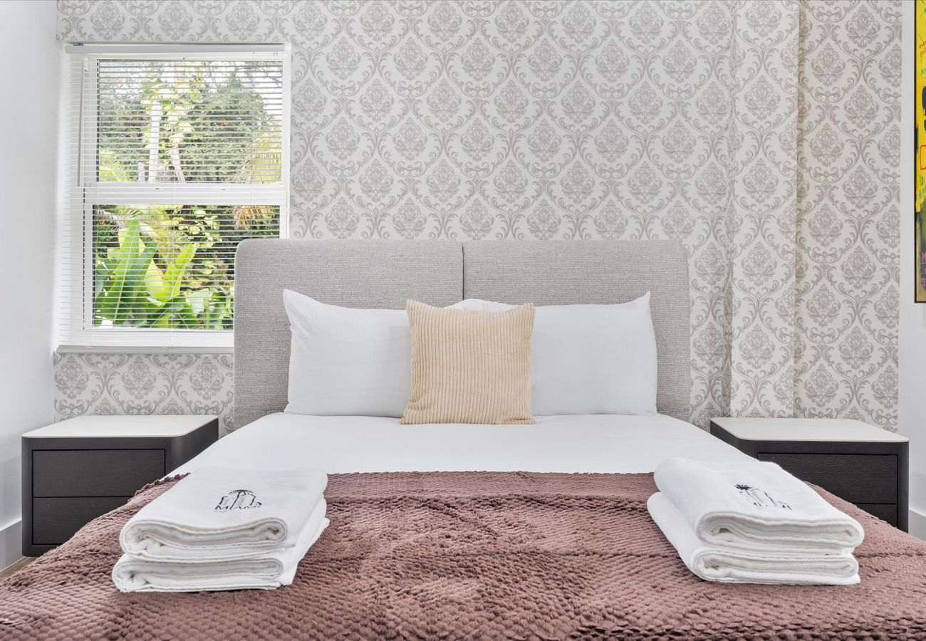 House in Miami - Elite Resort style pool estate W tremendous backya