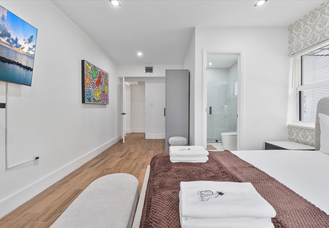 House in Miami - Elite Resort style pool estate W tremendous backya