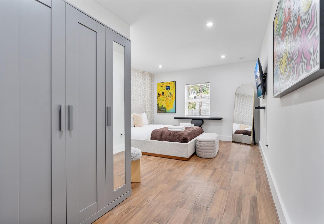 House in Miami - Elite Resort style pool estate W tremendous backya