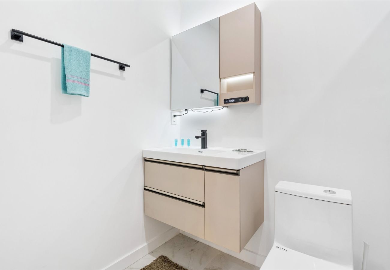 House in Miami - Elite Resort style pool estate W tremendous backya