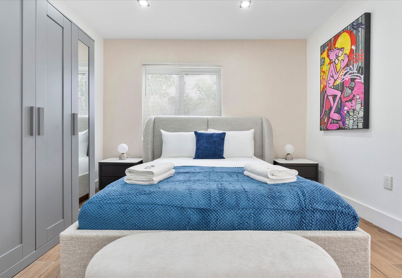 House in Miami - Elite Resort style pool estate W tremendous backya