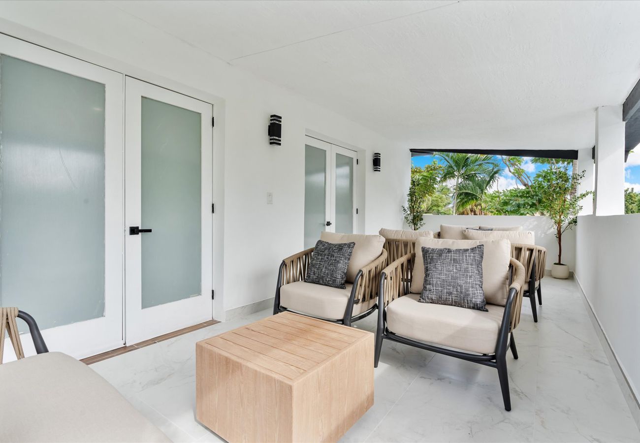 House in Miami - Elite Resort style pool estate W tremendous backya