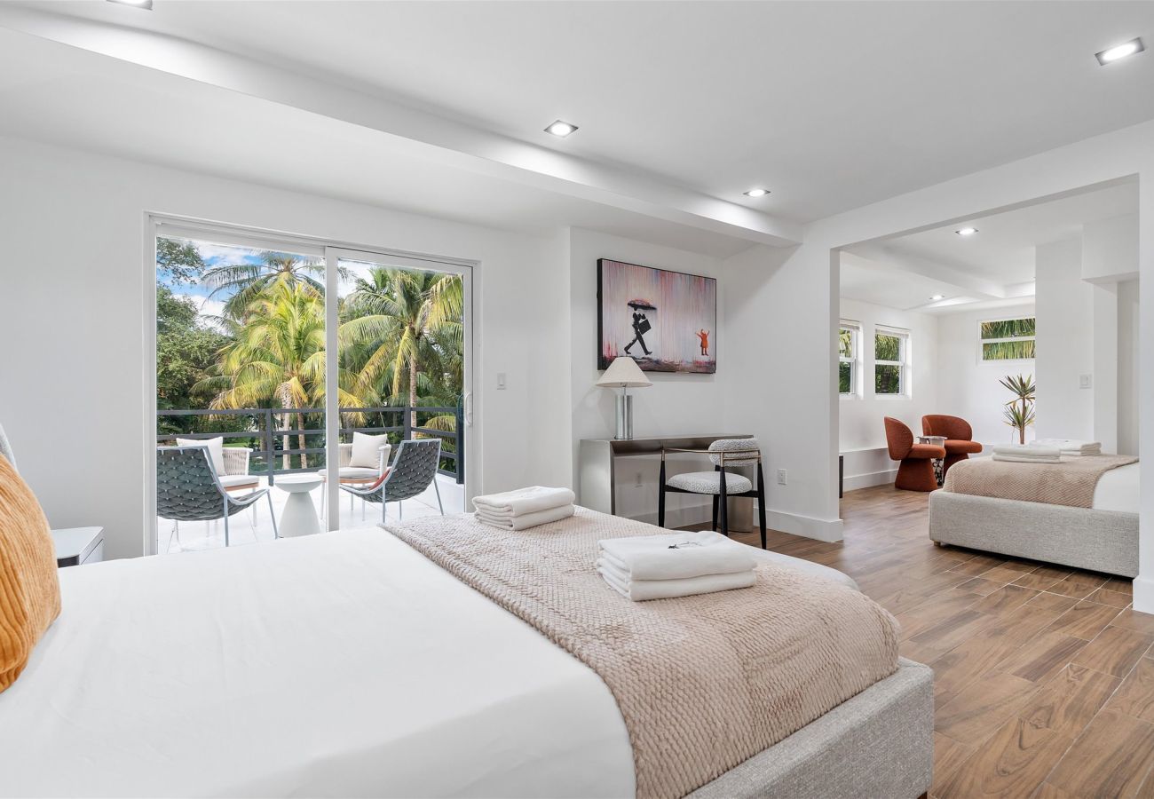 House in Miami - Elite Resort style pool estate W tremendous backya