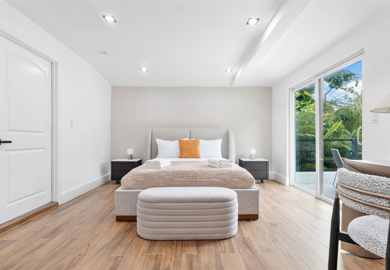 House in Miami - Elite Resort style pool estate W tremendous backya