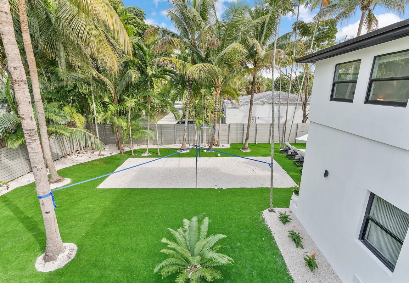 House in Miami - Elite Resort style pool estate W tremendous backya