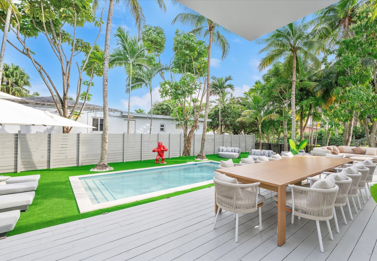 House in Miami - Elite Resort style pool estate W tremendous backya