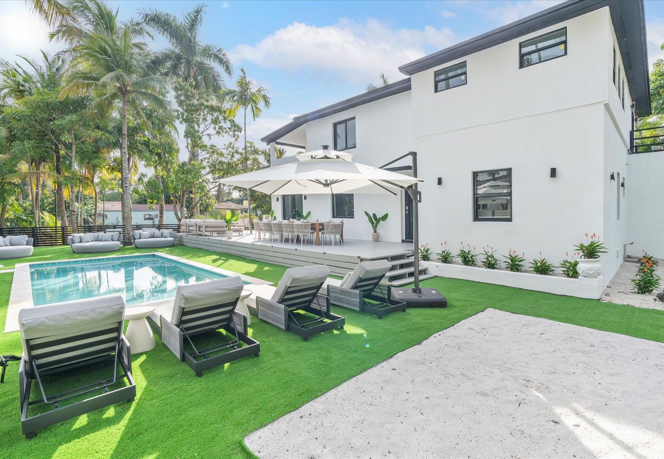 House in Miami - Elite Resort style pool estate W tremendous backya