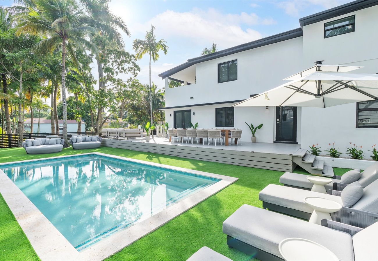 House in Miami - Elite Resort style pool estate W tremendous backya