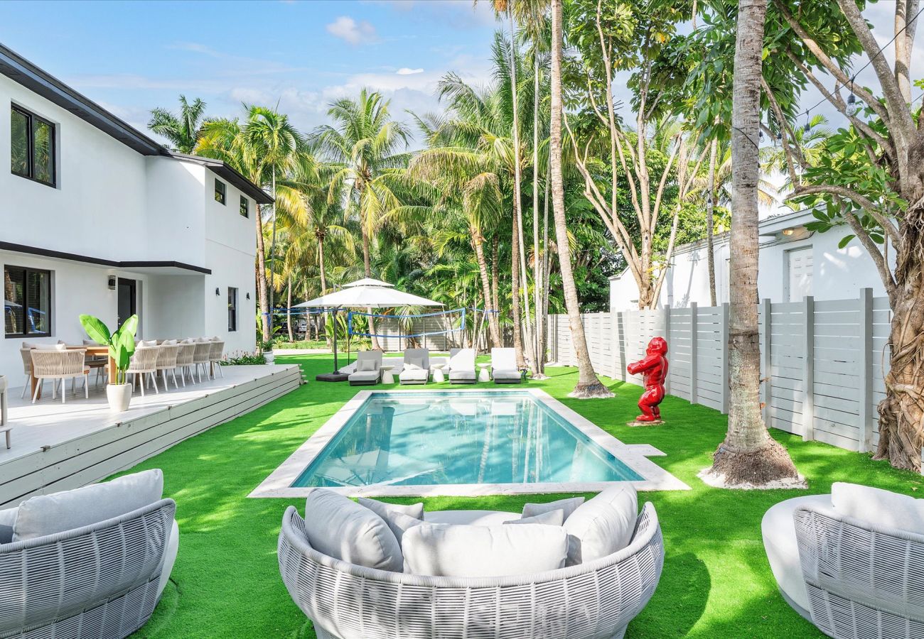 House in Miami - Elite Resort style pool estate W tremendous backya