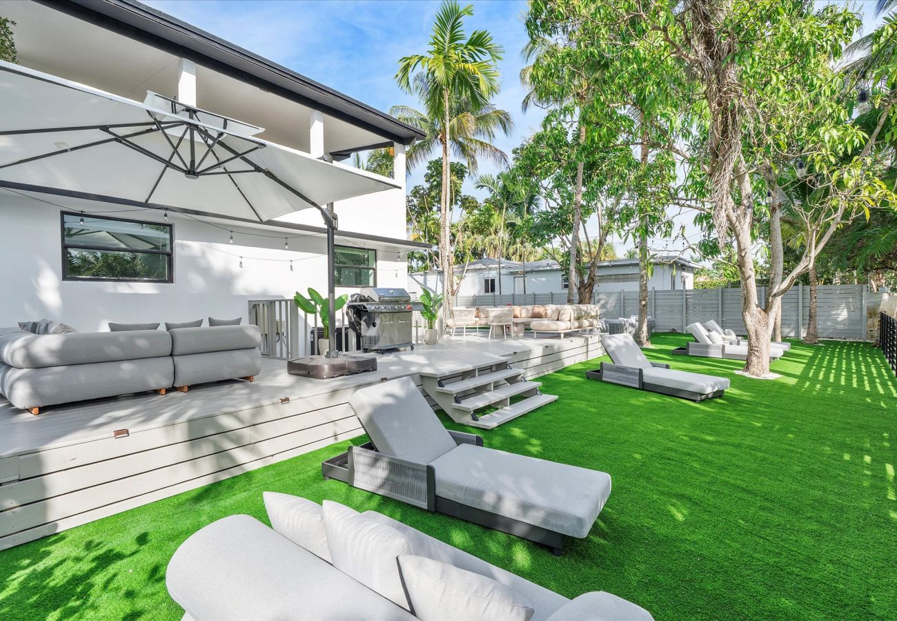 House in Miami - Elite Resort style pool estate W tremendous backya