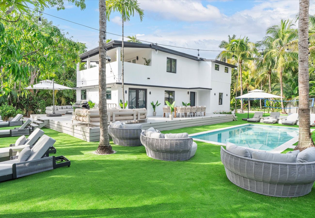 House in Miami - Elite Resort style pool estate W tremendous backya