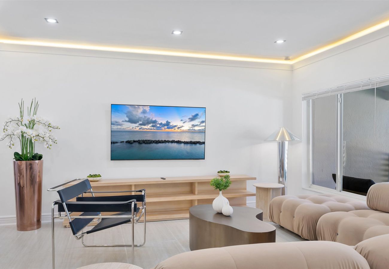 House in Miami - The Group Poolside Miami Heaven House