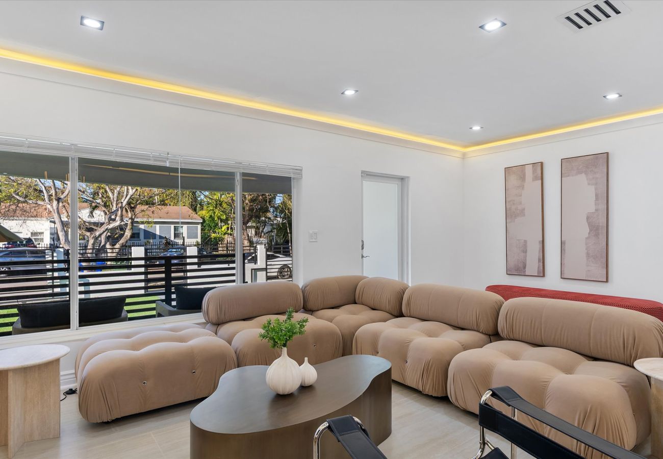 House in Miami - The Group Poolside Miami Heaven House