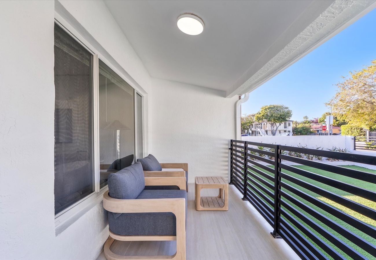 House in Miami - The Group Poolside Miami Heaven House