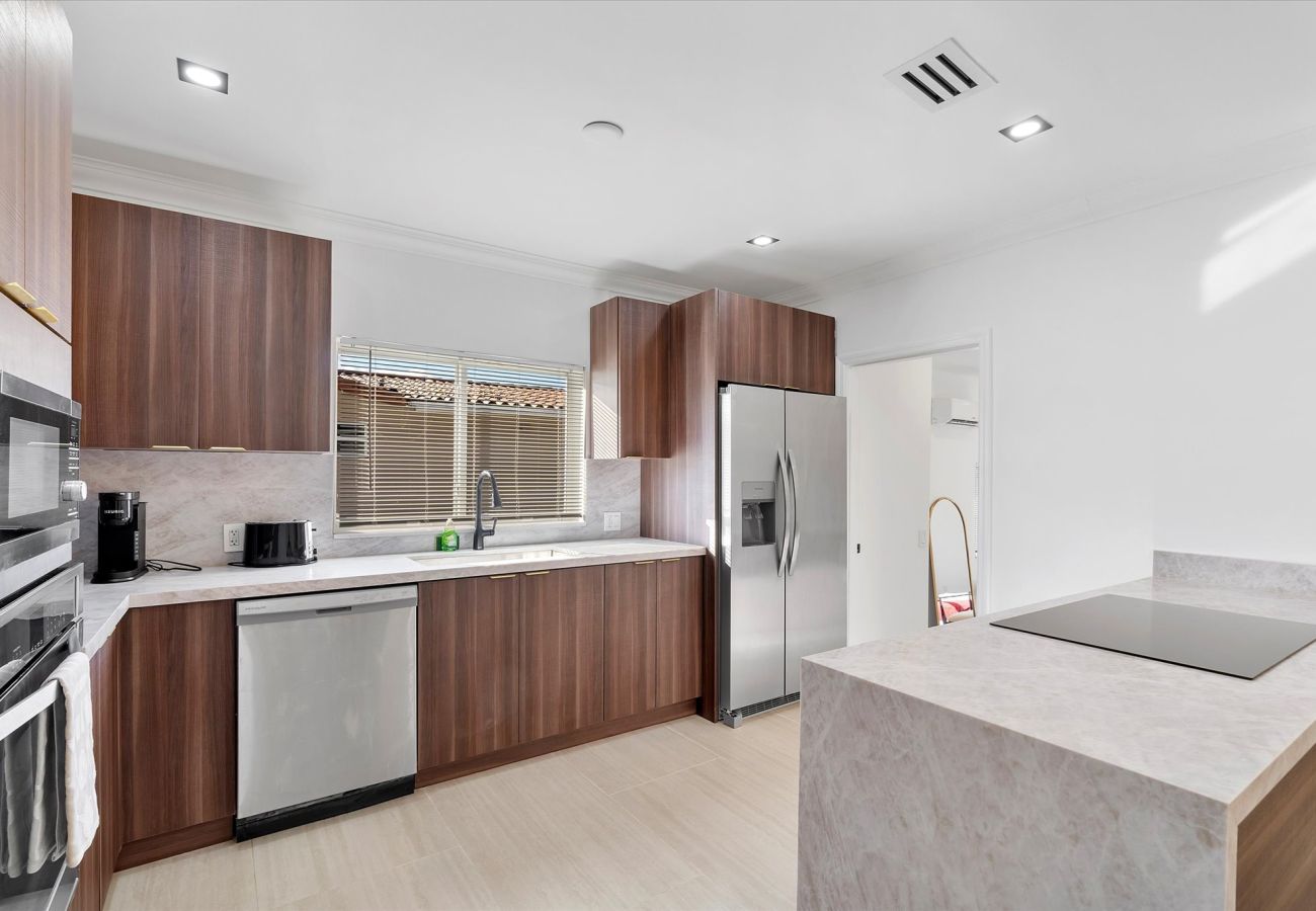 House in Miami - The Group Poolside Miami Heaven House