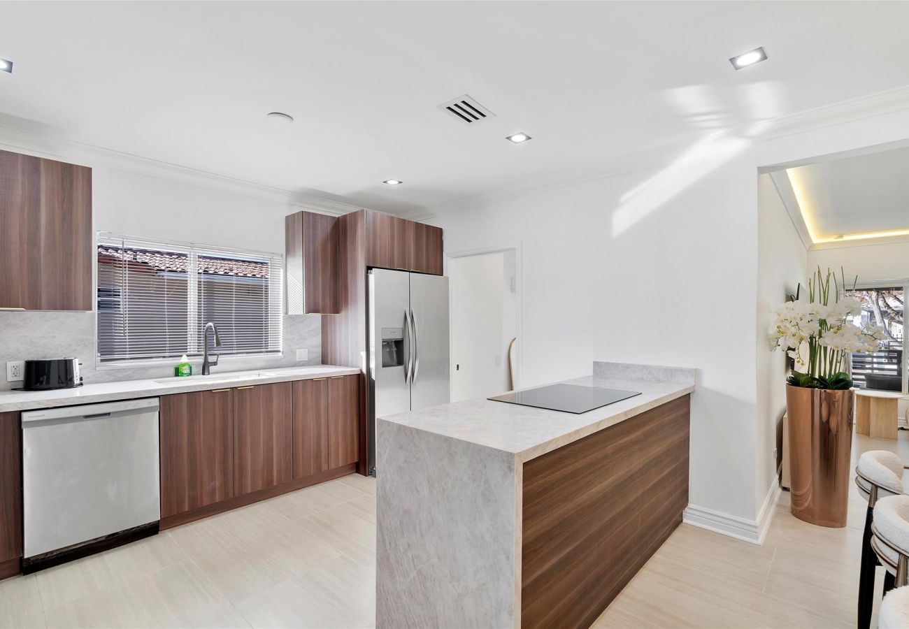 House in Miami - The Group Poolside Miami Heaven House