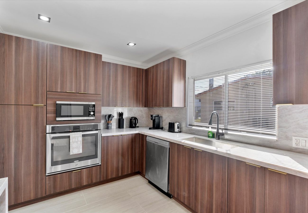 House in Miami - The Group Poolside Miami Heaven House