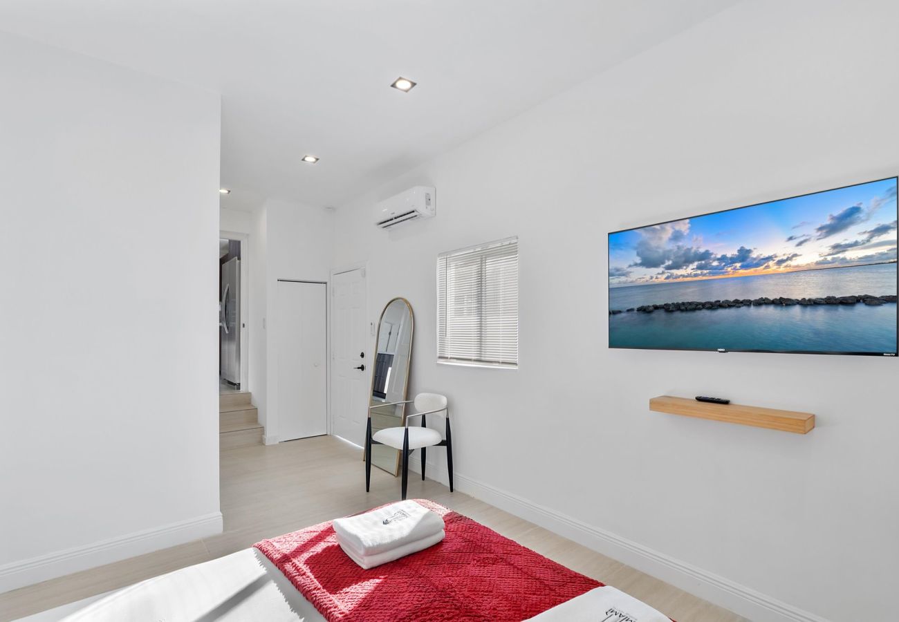 House in Miami - The Group Poolside Miami Heaven House