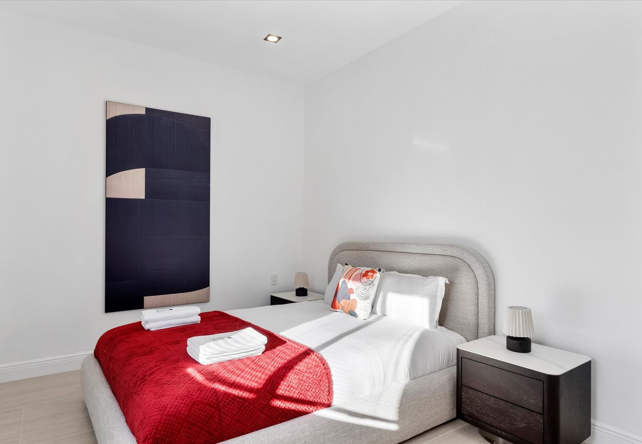 House in Miami - The Group Poolside Miami Heaven House