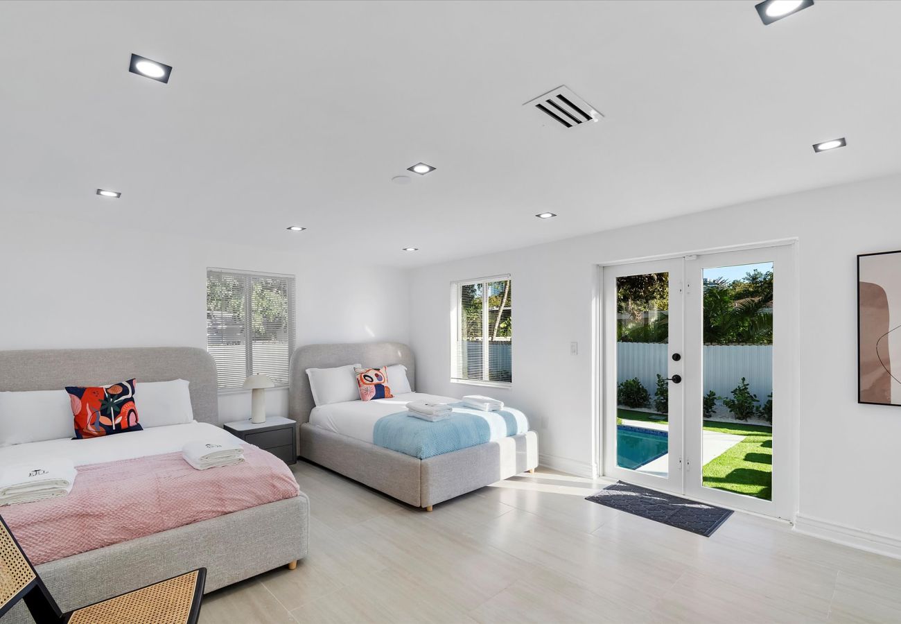 House in Miami - The Group Poolside Miami Heaven House