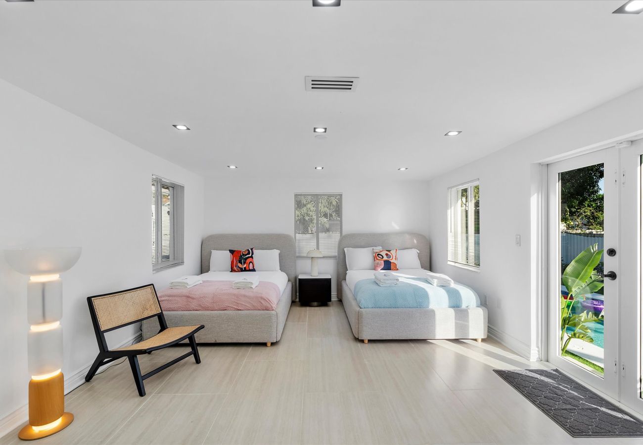 House in Miami - The Group Poolside Miami Heaven House