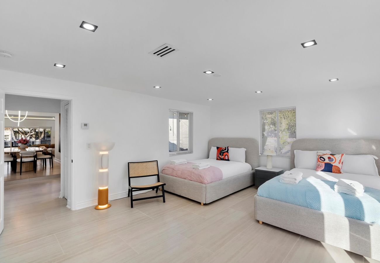 House in Miami - The Group Poolside Miami Heaven House