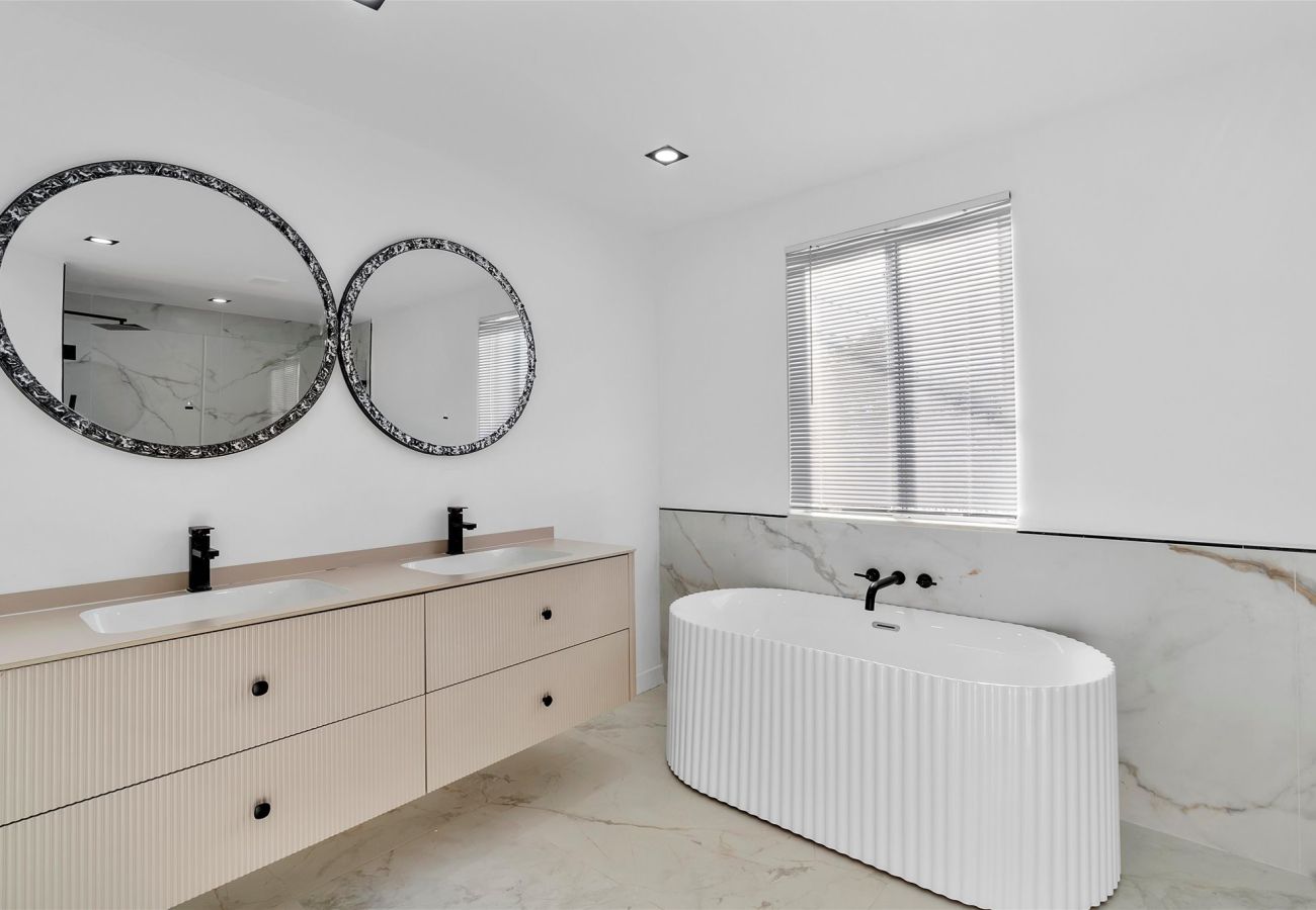 House in Miami - The Group Poolside Miami Heaven House