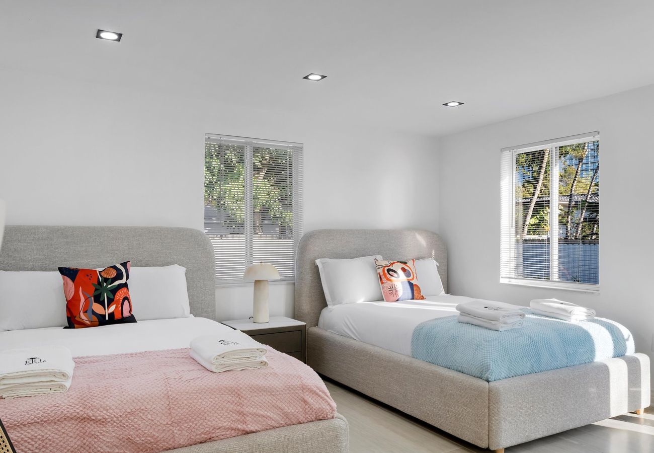 House in Miami - The Group Poolside Miami Heaven House