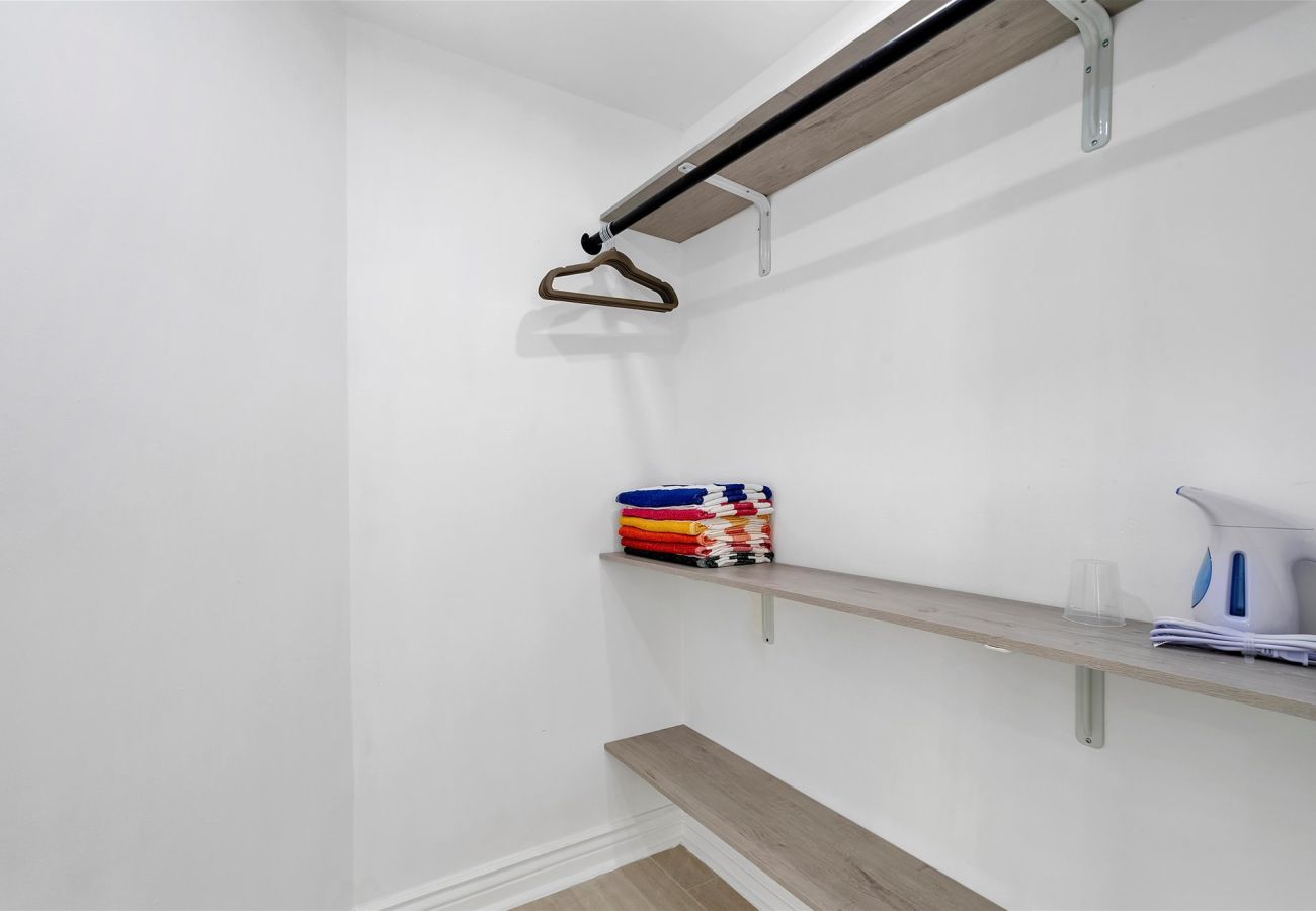 House in Miami - The Group Poolside Miami Heaven House