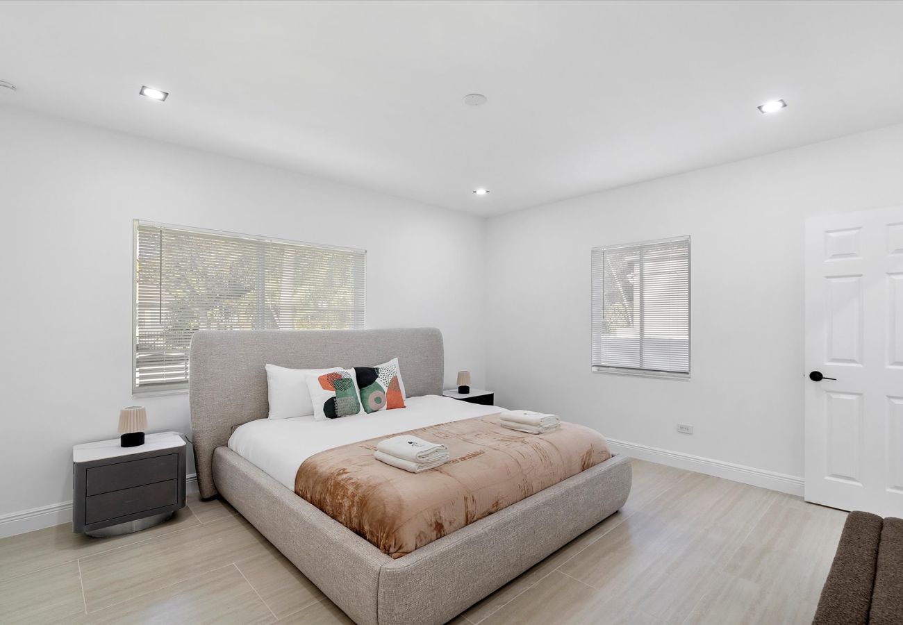 House in Miami - The Group Poolside Miami Heaven House